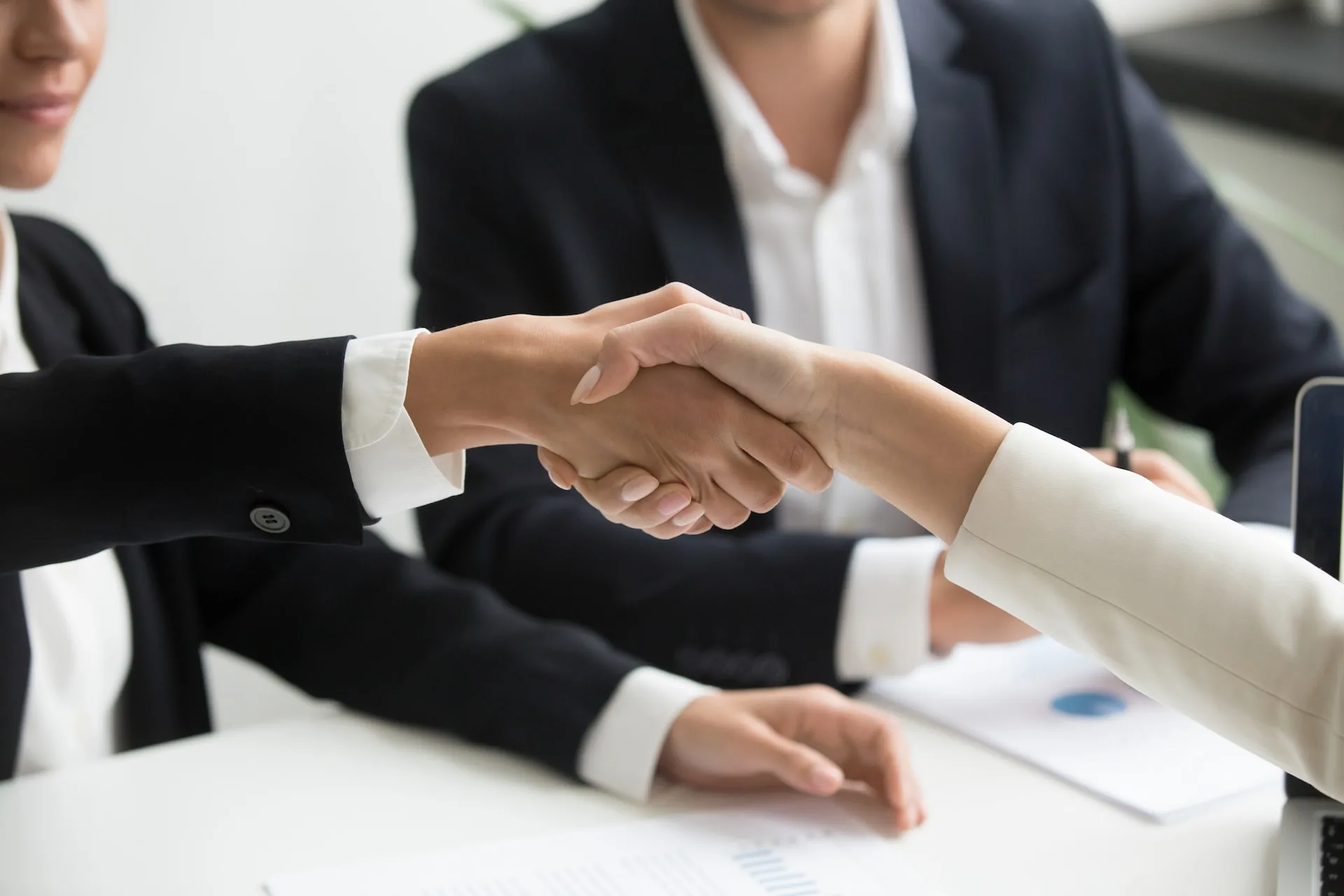 Symbolischer Handschlag bei einer geschäftlichen Besprechung