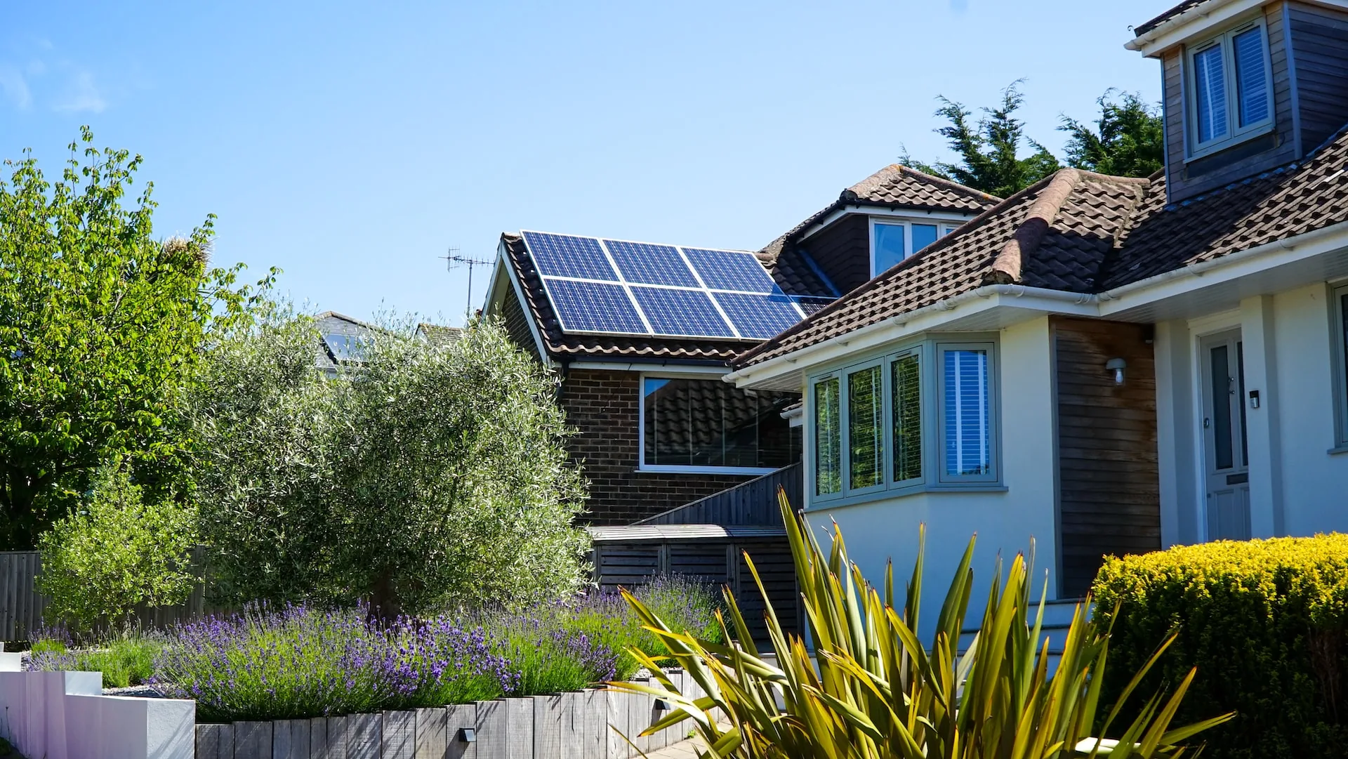 Wohngebäude mit Solaranlage als Beispiel für energetische Maßnahmen